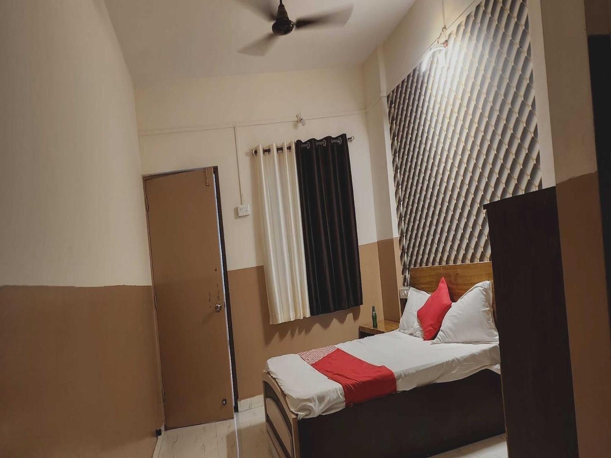 Hotel Royal Lodging Phursungi Kültér fotó